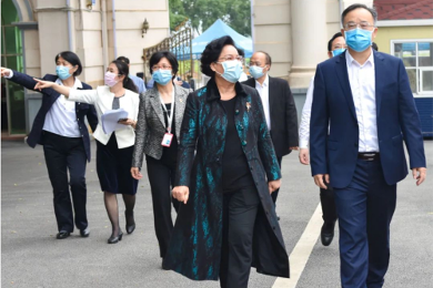 自治区副主席黄俊华莅临亚搏app登录入口检查开学准备工作情况