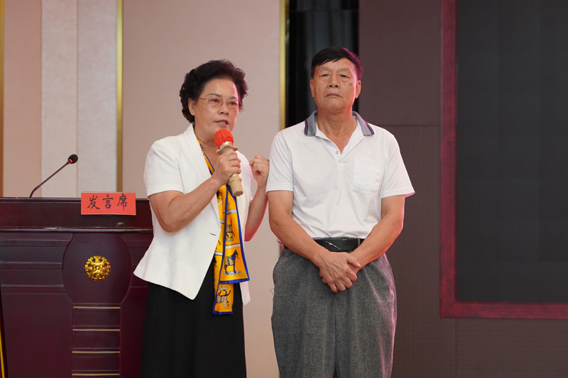 捐赠方代表、革命后代朱桂玲同志（左）致辞，右为李杏安烈士后代李如珍同志.jpg